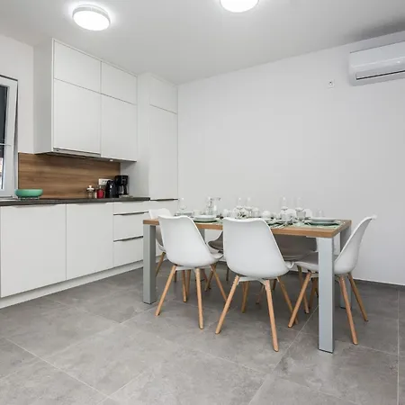 Spanic 2 By Interhome Appartement